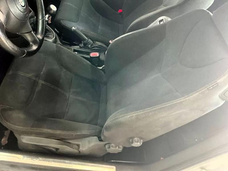 Usado Alfa Romeo GT 150 HP (110 kW) 2010 Cinzento Coupé