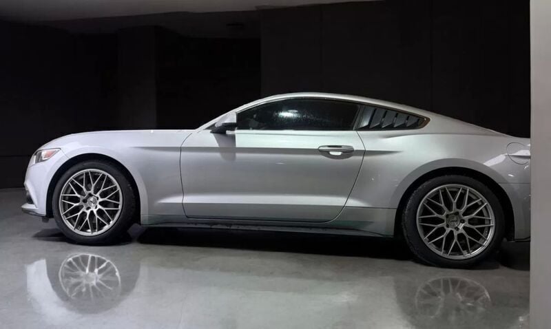 Usado Ford Mustang 314 HP (230 kW) 2017 Cinza prata Coupé