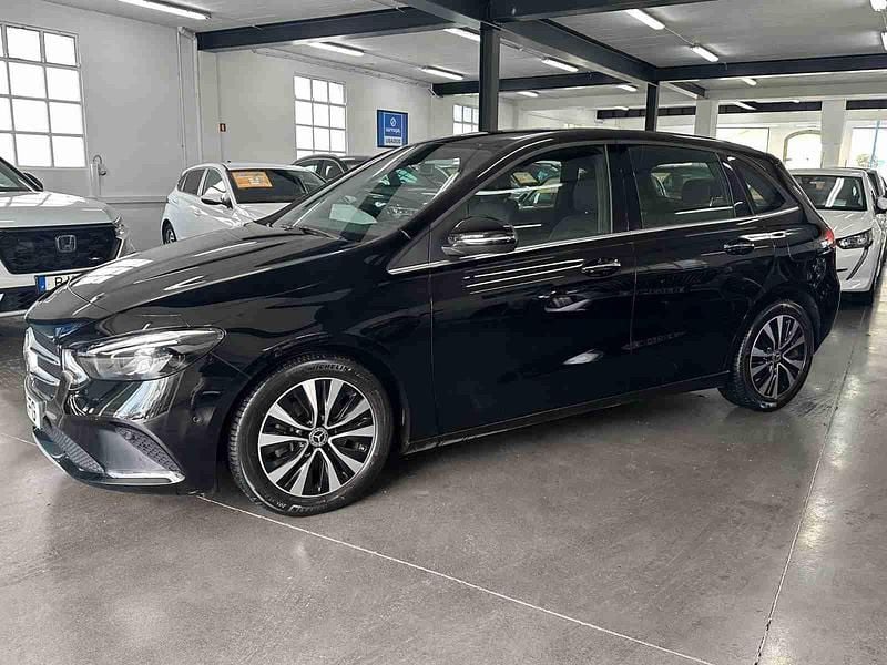 Usado Mercedes B180 Style 116 HP (85 kW) 2022 Preto Monovolume