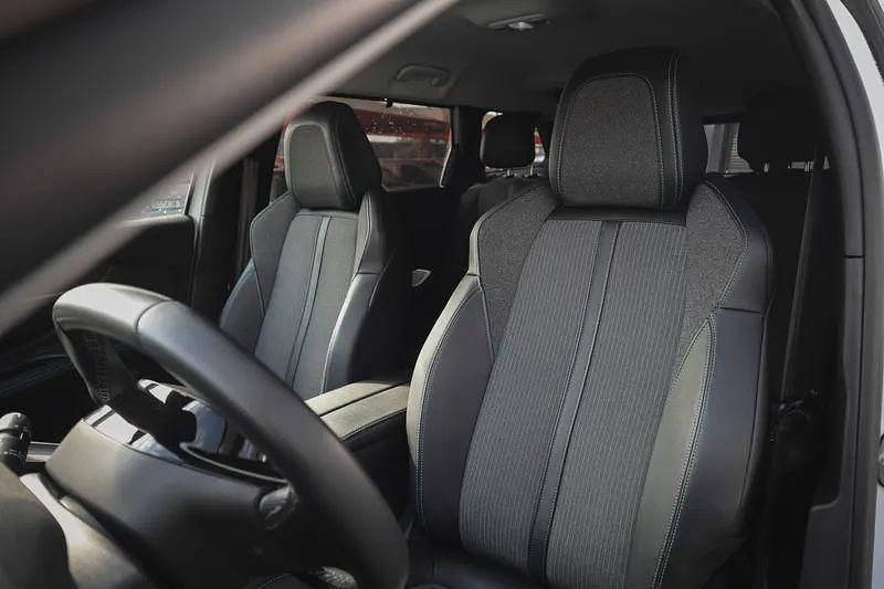 Usado Peugeot 5008 Allure 130 HP (95 kW) 2022 Branco Monovolume