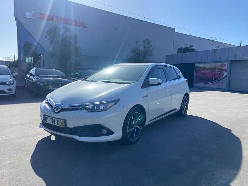 Usado Toyota Auris Hybrid Comfort 136 HP (100 kW) 2017 Branco