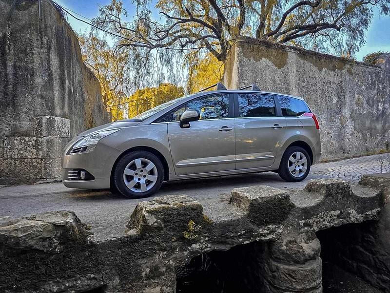Usado Peugeot 5008 111 HP (81 kW) 2010 Cinzento Monovolume
