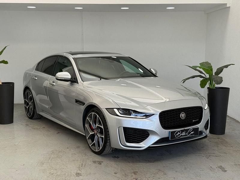 Cinza Usado 2020 Jaguar XE R-Dynamic Sedan | € 39.990 - Imagem 1/4