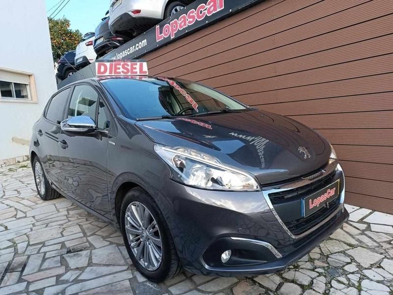 Cinza Usado 2018 Peugeot 208 Style Citadino | € 13.950 (Preço elevado) - Imagem 1/4