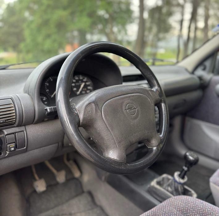 Usado Opel Corsa 45 HP (33 kW) 1995 Sedan