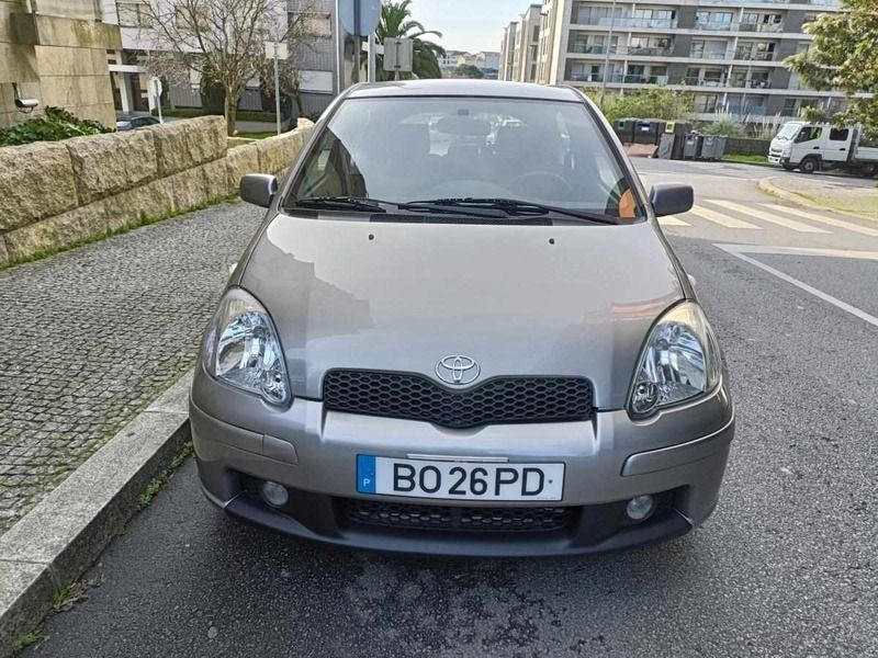 Cinzento Usado 2003 Toyota Yaris Citadino | € 7.900 - Imagem 1/4