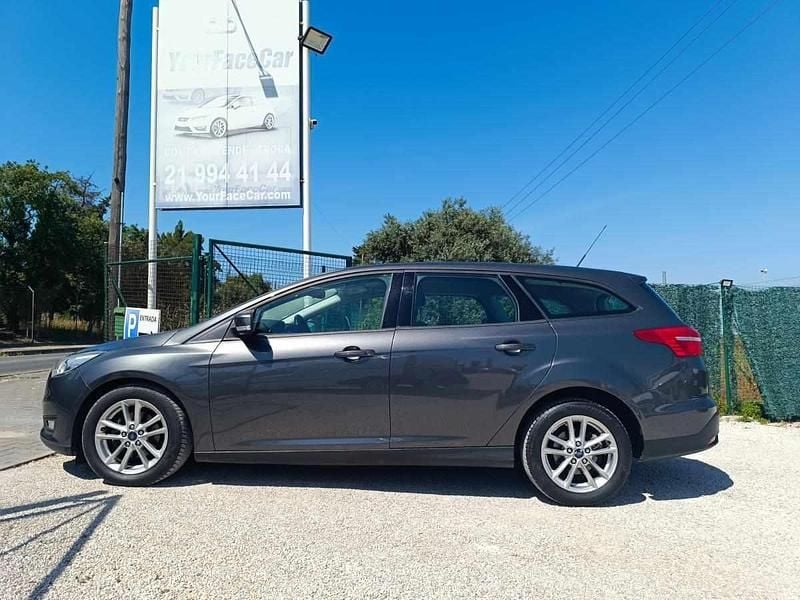 Usado Ford Focus 101 HP (74 kW) 2016 Cinzento