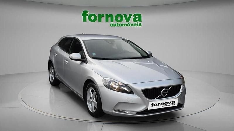 Cinzento Usado 2018 Volvo V40 Kinetic | € 17.990 (Preço justo) - Imagem 1/4