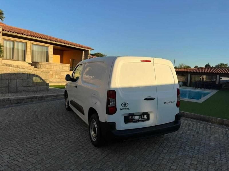 Usado Toyota Proace 102 HP (75 kW) 2022 Branco Monovolume