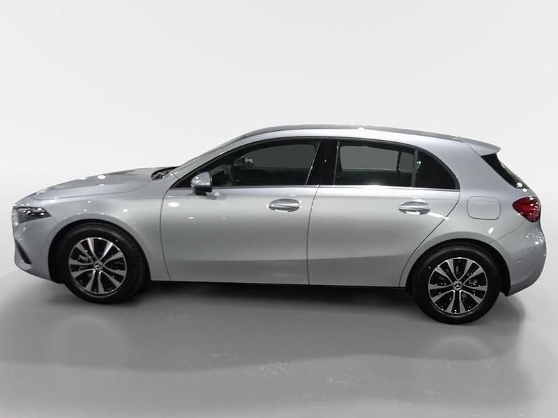 Usado Mercedes A180 116 HP (85 kW) 2025 Cinza Sedan