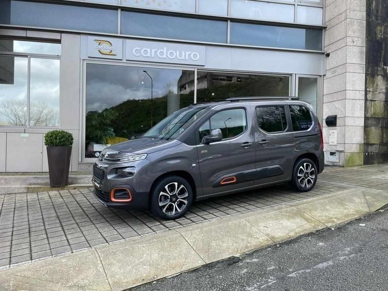 Cinzento cinzento, preto Usado 2020 Citroën Berlingo XTR Monovolume | € 27.900 - Imagem 1/4