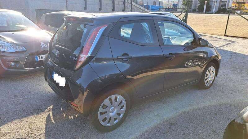 Usado Toyota Aygo 69 HP (50 kW) 2015 Cinzento Citadino