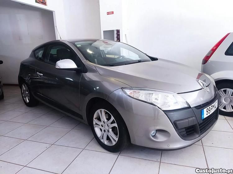 Cinza Usado 2010 Renault Mégane Coupé Coupé | € 5.950 - Imagem 1/1