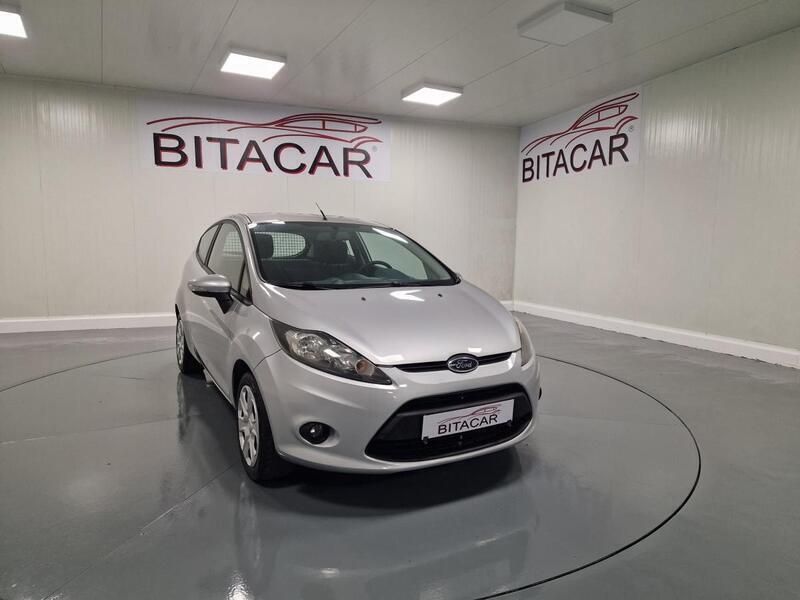 Cinzento (metalizado) Usado 2009 Ford Fiesta Trend Citadino | € 8.950 (Caro) - Imagem 1/4