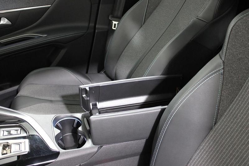 Usado Peugeot 5008 Allure 130 HP (95 kW) 2021 Preto Monovolume