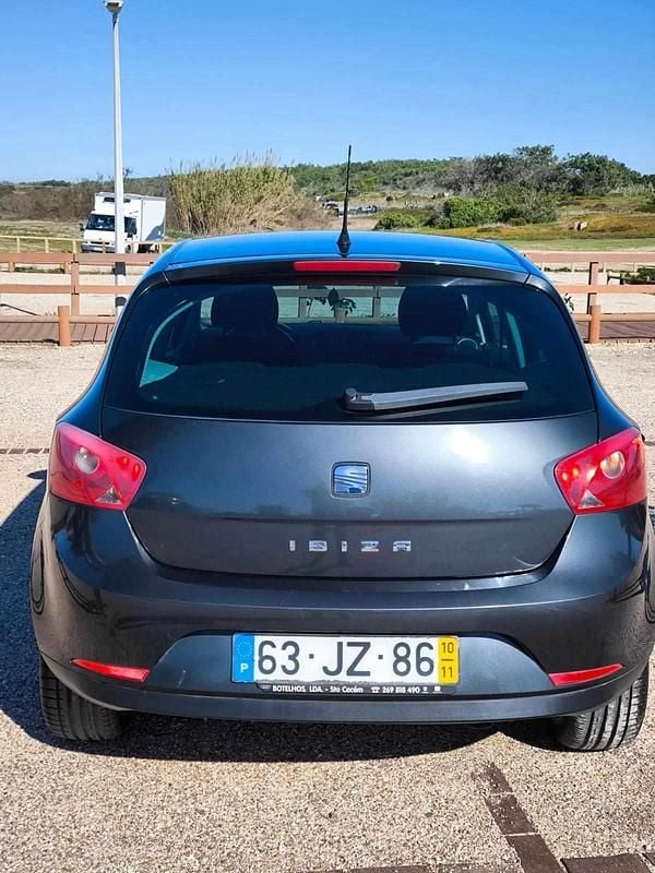 Usado Seat Ibiza 90 HP (66 kW) 2010 Cinzento Citadino