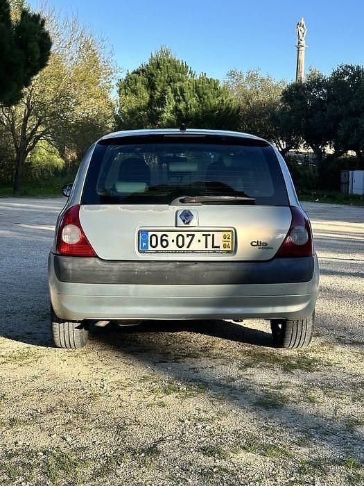 Usado Renault Clio II 75 HP (55 kW) 2002 Sedan