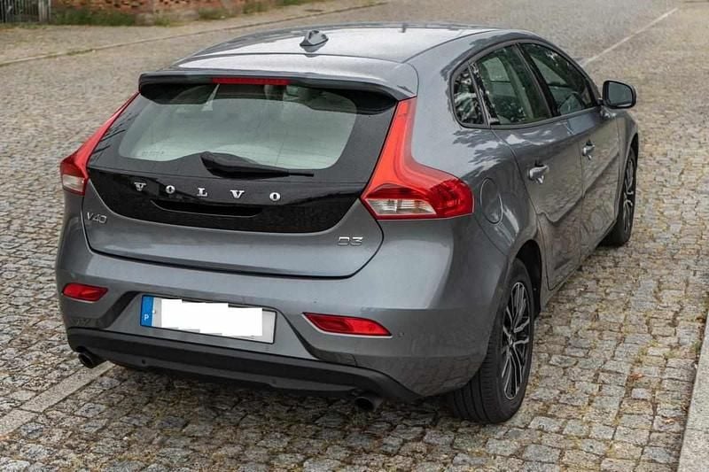 Usado Volvo V40 150 HP (110 kW) 2017 Cinzento Citadino