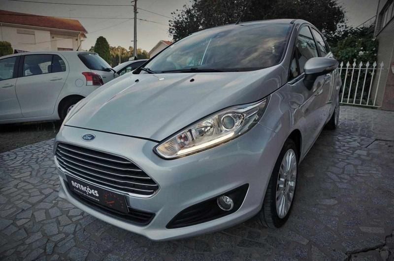 Cinzento Usado 2013 Ford Fiesta Citadino | € 9.750 (Preço justo) - Imagem 1/4