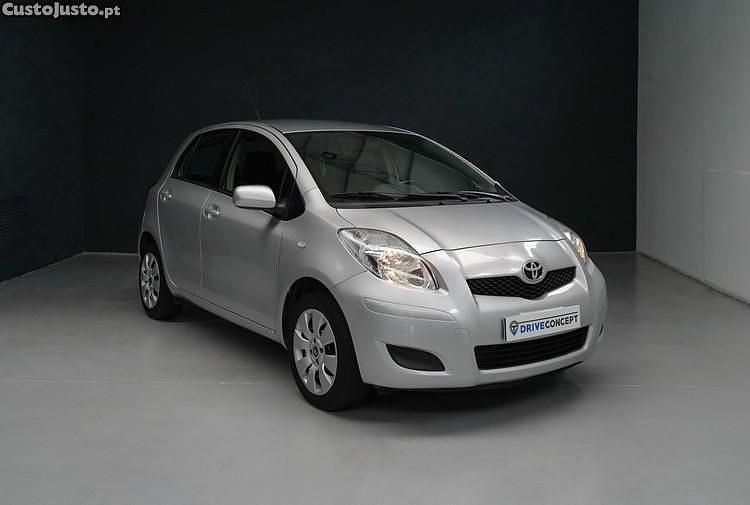 Cinza Usado 2009 Toyota Yaris Comfort | € 7.490 - Imagem 1/1
