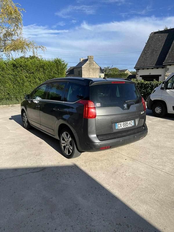 Cinzento Usado 2013 Peugeot 5008 Monovolume | € 10.000 - Imagem 1/4