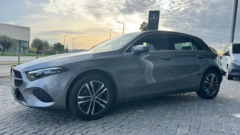 Usado Mercedes A250 Advanced 218 HP (160 kW) 2023 Cinza mountain Citadino