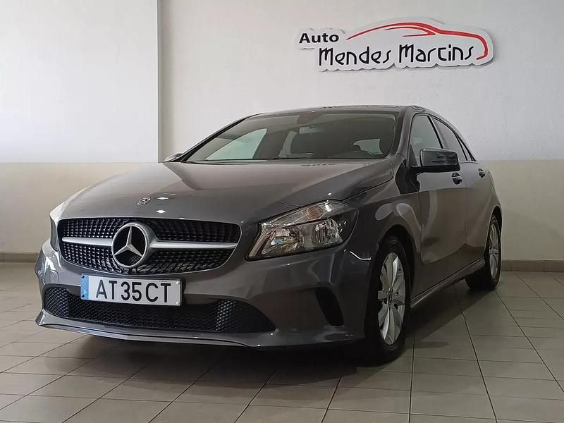 Cinzento Usado 2022 Mercedes A180 Style | € 17.490 - Imagem 1/4