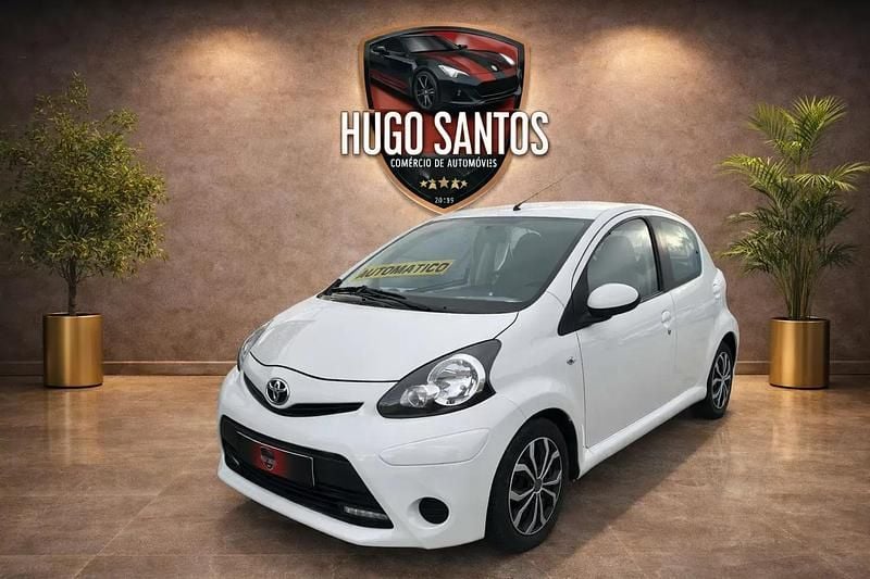 Usado Toyota Aygo 68 HP (50 kW) 2012 Branco Citadino