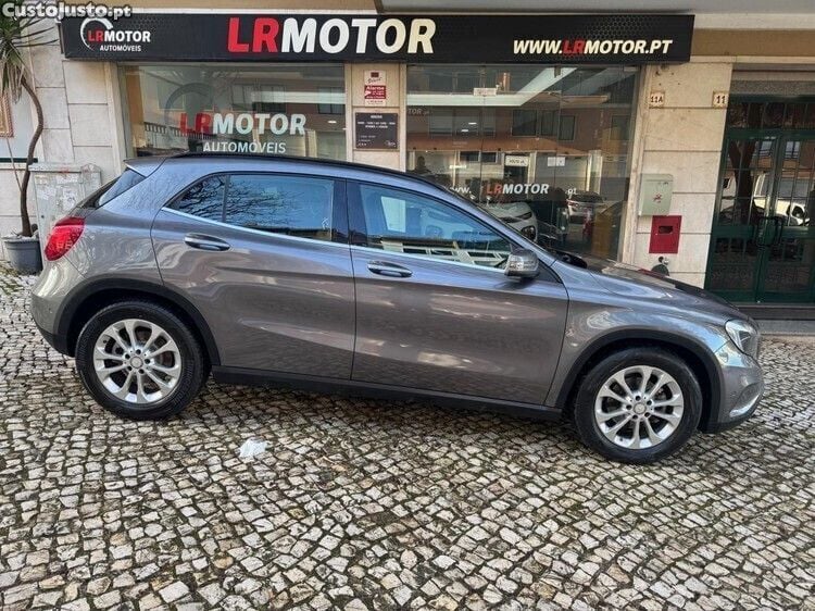 Usado Mercedes GLA180 109 HP (80 kW) 2017 Cinza SUV