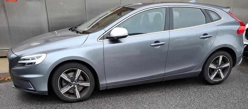 Usado Volvo V40 150 HP (110 kW) 2017 Cinzento Citadino