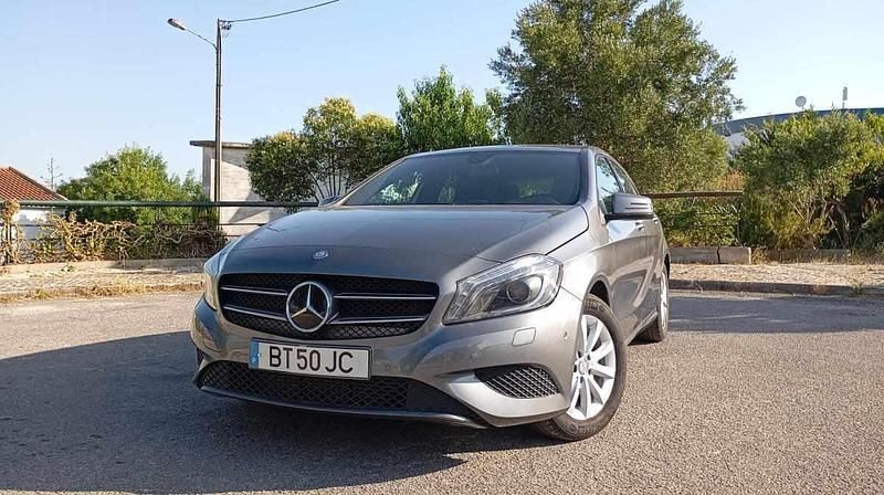 Cinzento Usado 2015 Mercedes A180 Style | € 15.700 (Bom preço) - Imagem 1/4