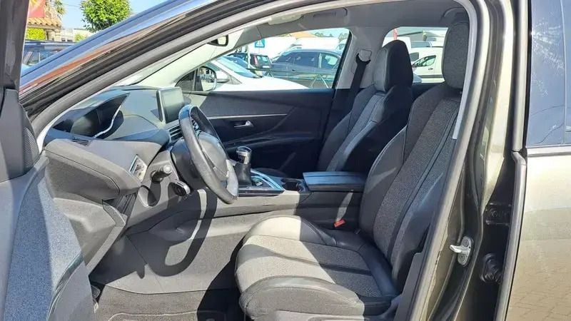 Usado Peugeot 3008 Allure 130 HP (95 kW) 2018 Cinzento SUV