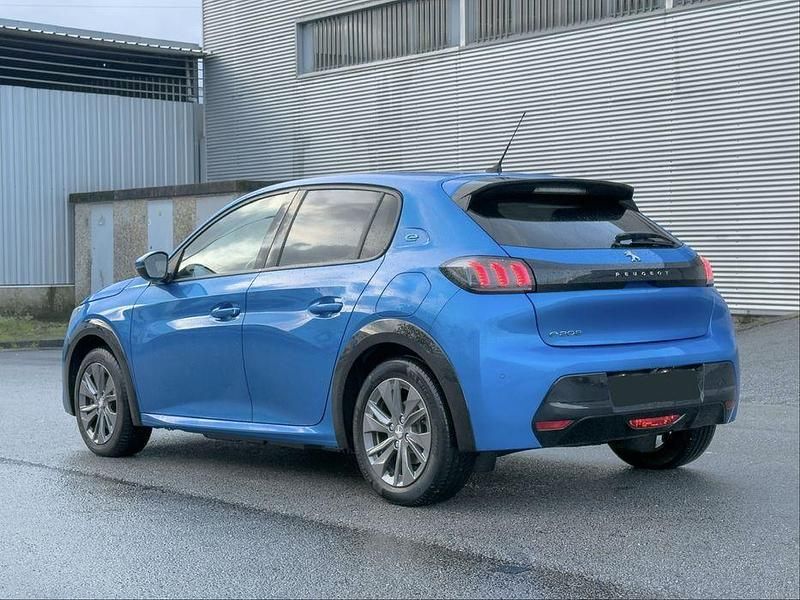 Usado Peugeot e-208 Allure 100 kW (136 HP) 2020 Citadino