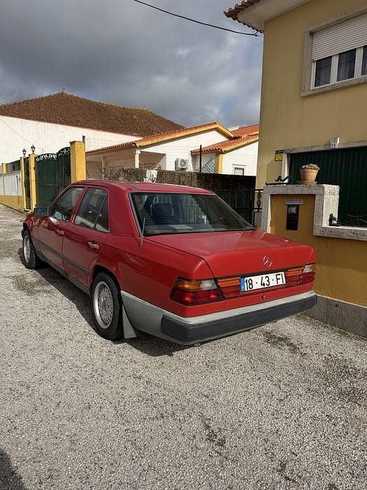 Usado Mercedes 200 90 HP (66 kW) 1987 Sedan