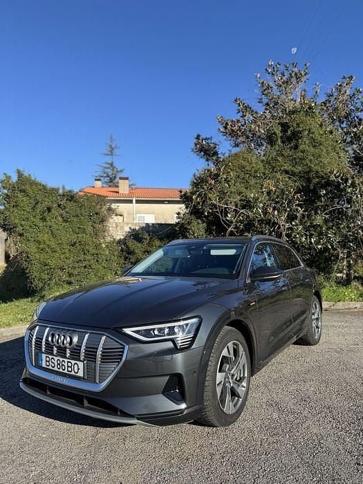 Usado 2019 Audi e-tron Ambiente SUV | € 28.990 (Caro) - Imagem 1/4