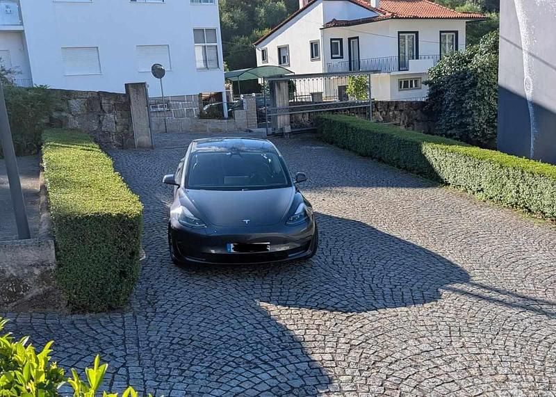 Cinzento Usado 2021 Tesla Model 3 Long Range AWD Sedan | € 31.000 (Preço justo) - Imagem 1/4