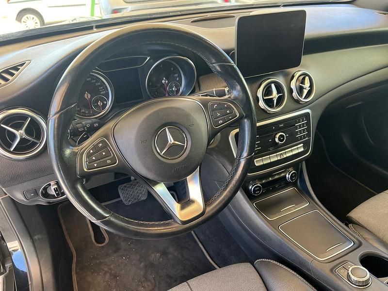 Usado Mercedes GLA200 Urban 136 HP (100 kW) 2018 Preto SUV