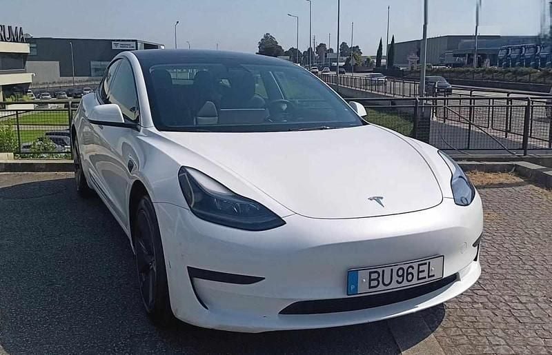 Branco Usado 2023 Tesla Model 3 Standard Range Sedan | € 29.790 (Preço justo) - Imagem 1/4