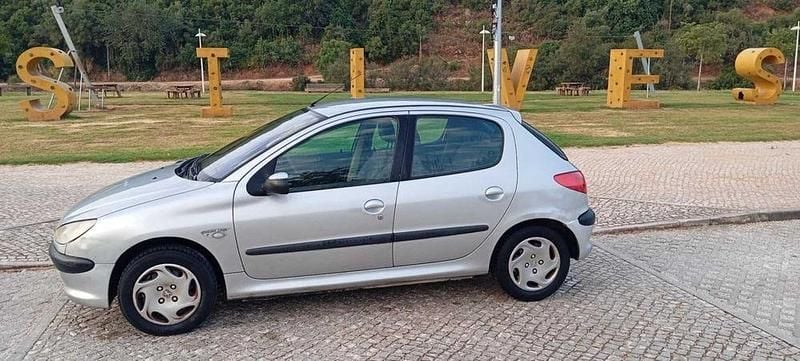 Cinzento Usado 2002 Peugeot 206 Sedan | € 1.999 (Preço justo) - Imagem 1/4