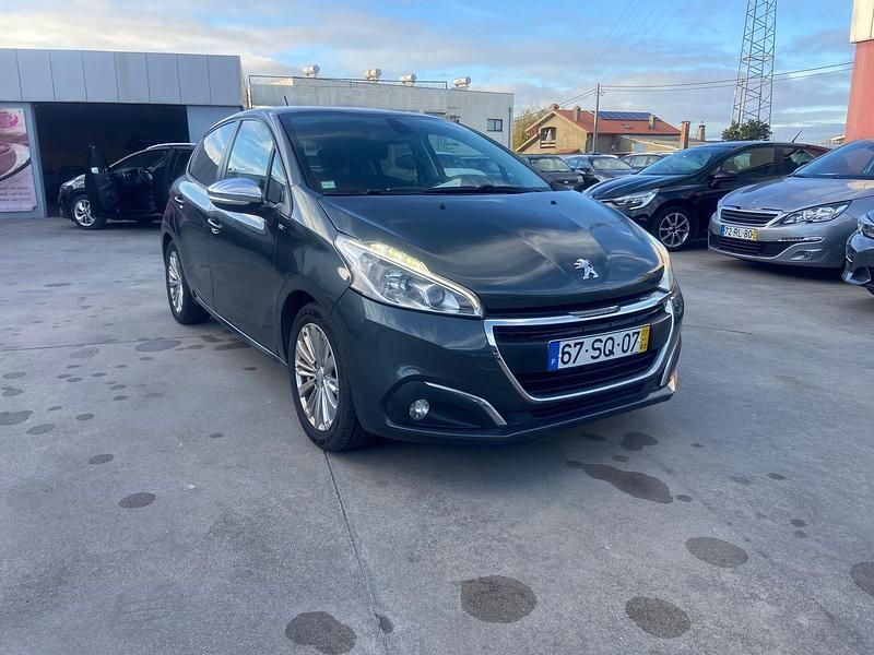 Cinza Usado 2017 Peugeot 208 Allure Citadino | € 8.500 (Preço justo) - Imagem 1/4