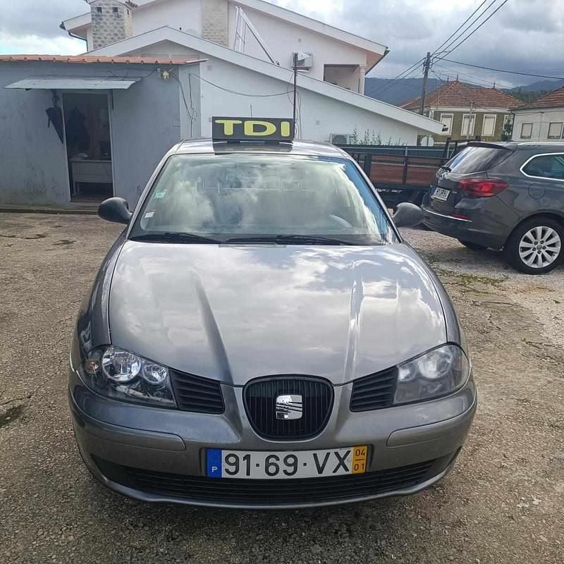 Cinzento Usado 2004 Seat Cordoba Sedan | € 3.350 - Imagem 1/4