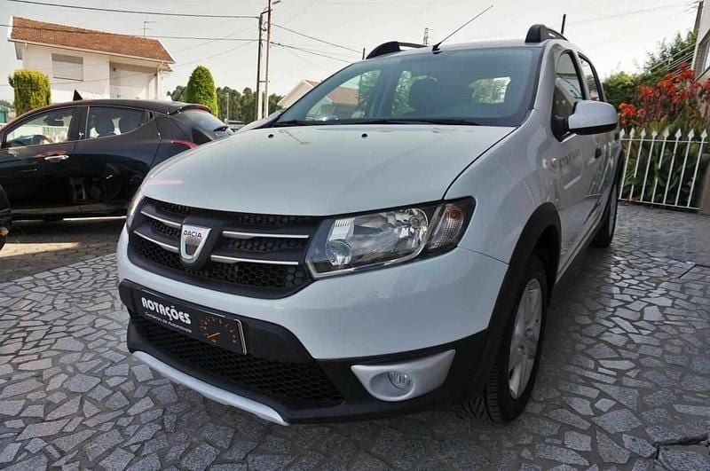 Branco Usado 2015 Dacia Sandero Citadino | € 9.990 (Preço justo) - Imagem 1/4