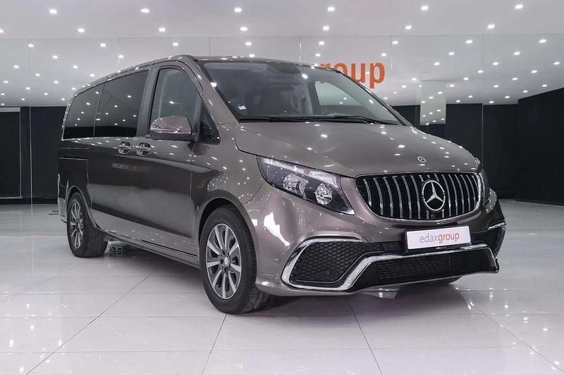 Cinza Usado 2018 Mercedes V220 Exclusive Monovolume | € 57.990 - Imagem 1/4