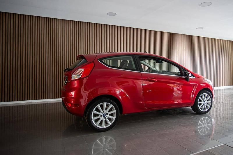 Usado Ford Fiesta ST-Line 100 HP (73 kW) 2016 Vermelho Citadino