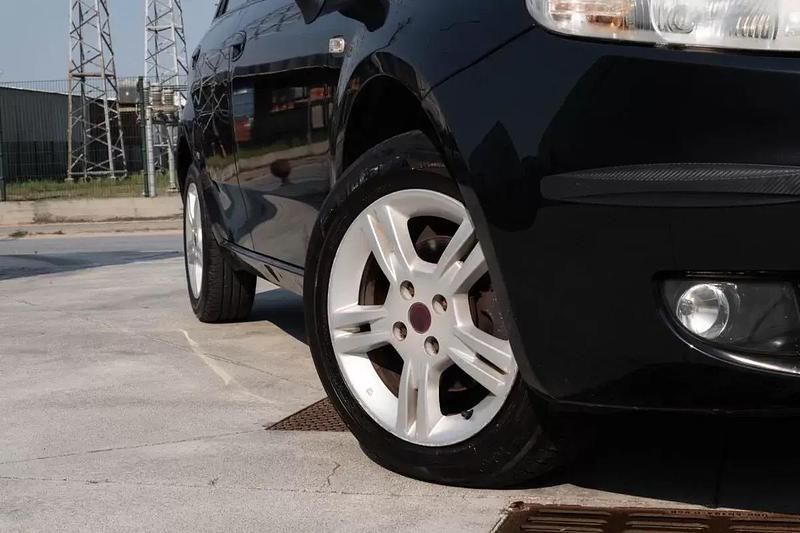 Usado Fiat Grande Punto Dynamic 65 HP (47 kW) 2009 Preto Citadino
