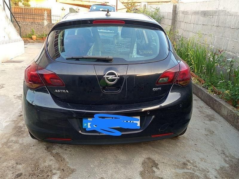 Usado 2010 Opel Astra Sedan | € 5.500 (Preço justo) - Imagem 1/4