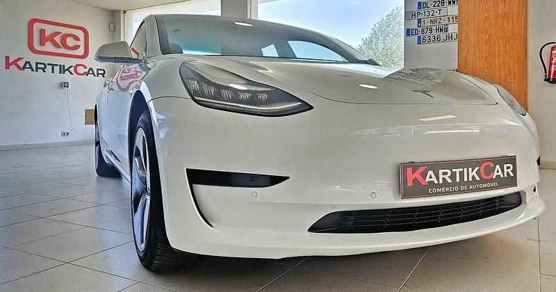 Branco Usado 2020 Tesla Model 3 Standard Range Plus Sedan | € 19.999 (Preço justo) - Imagem 1/4