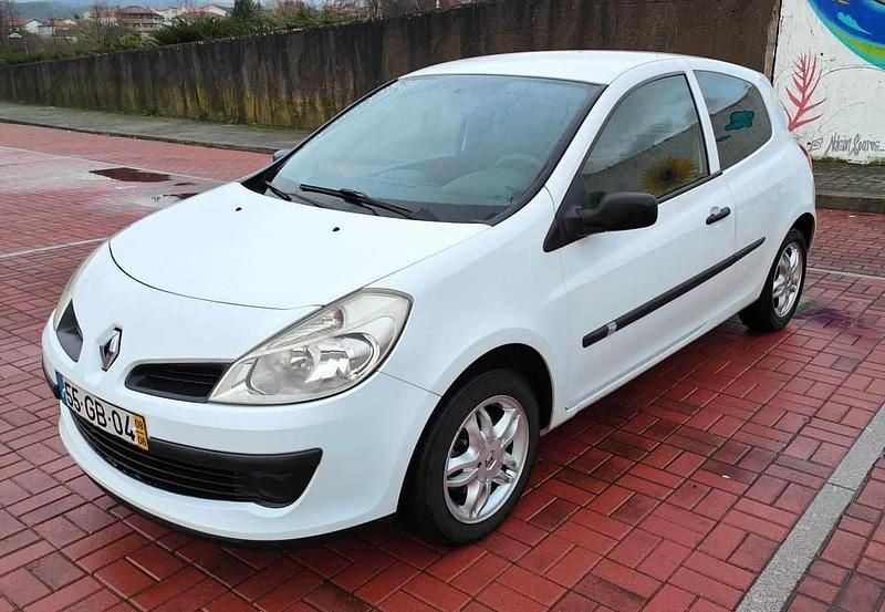 Branco Usado 2008 Renault Clio II Dynamique Citadino | € 2.990 (Bom preço) - Imagem 1/4
