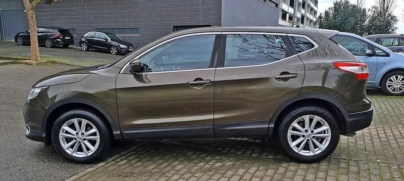 Usado Nissan Qashqai Acenta Connect 110 HP (80 kW) 2015 Castanho SUV