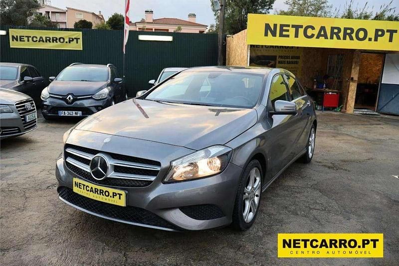 Cinzento Usado 2013 Mercedes 180 Sedan | € 11.800 - Imagem 1/4